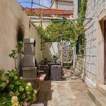 Just A Step To The Old City Gates Dubrovnik Bagian luar foto