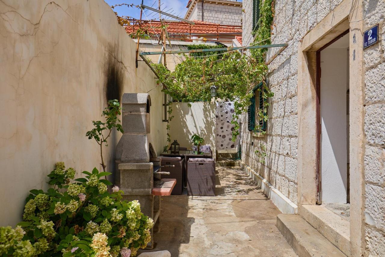 Just A Step To The Old City Gates Dubrovnik Bagian luar foto