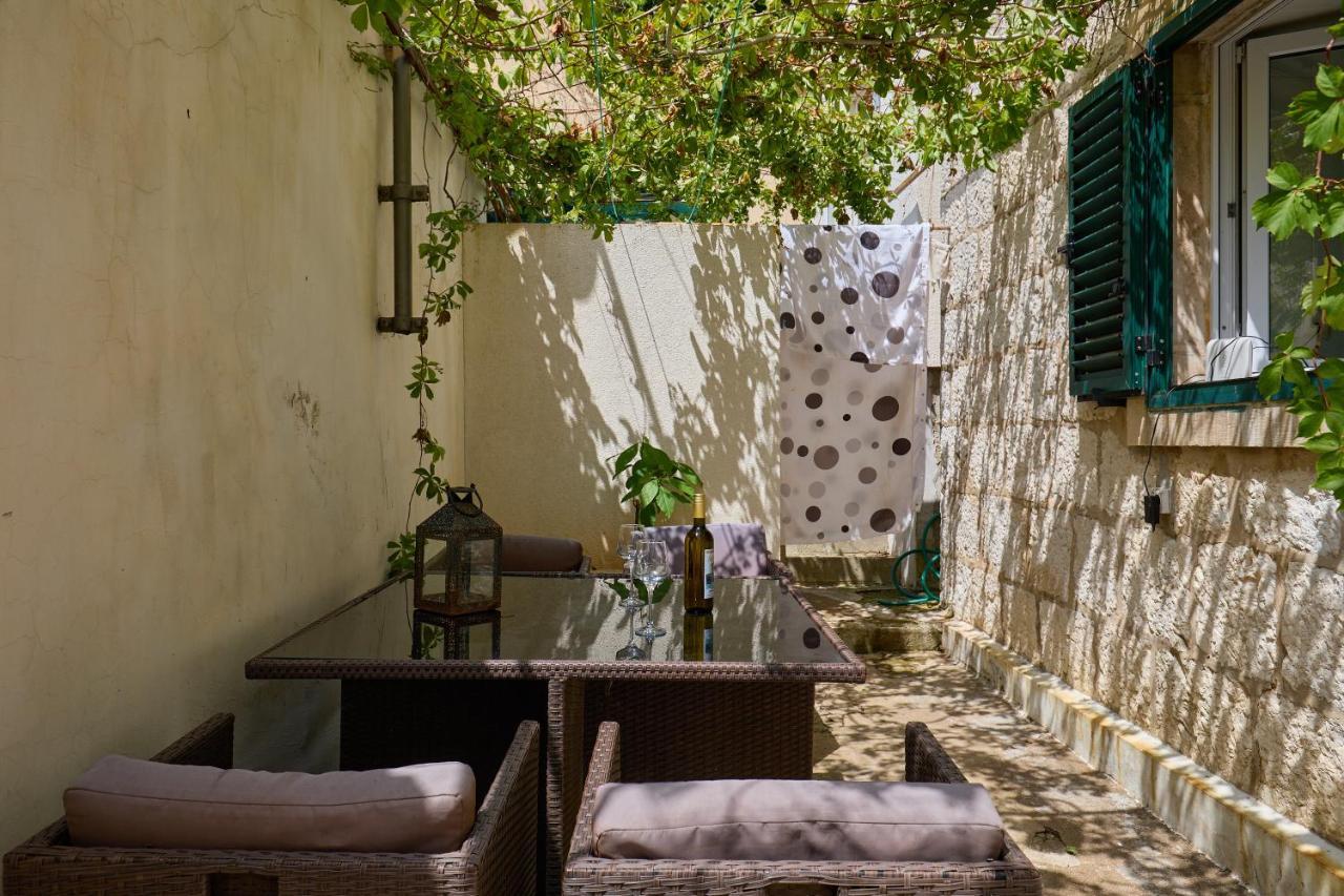 Just A Step To The Old City Gates Dubrovnik Bagian luar foto